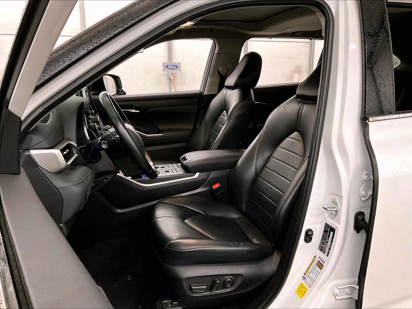 Used 2022 Toyota Highlander XLE AWD/4WD image 24