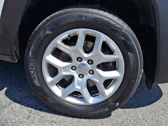 Used 2018 Jeep Renegade Latitude w/ Popular Equipment Group AWD/4WD image 8