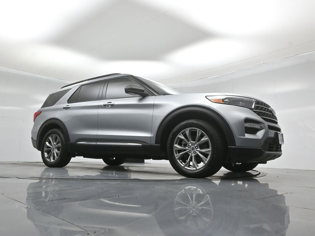 Certified 2022 Ford Explorer XLT w/ Equipment Group 202A image 4