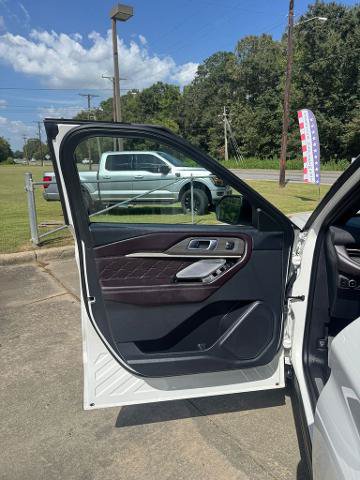 Certified 2025 Ford Explorer Platinum w/ LUX Leather Package AWD/4WD image 7