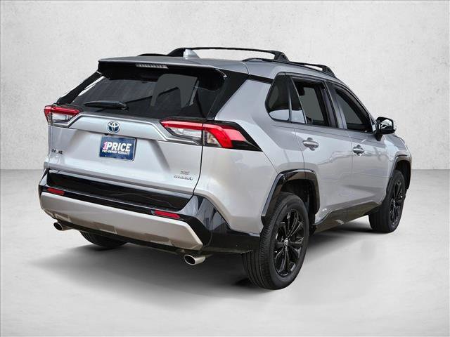 Used 2022 Toyota RAV4 SE image 3