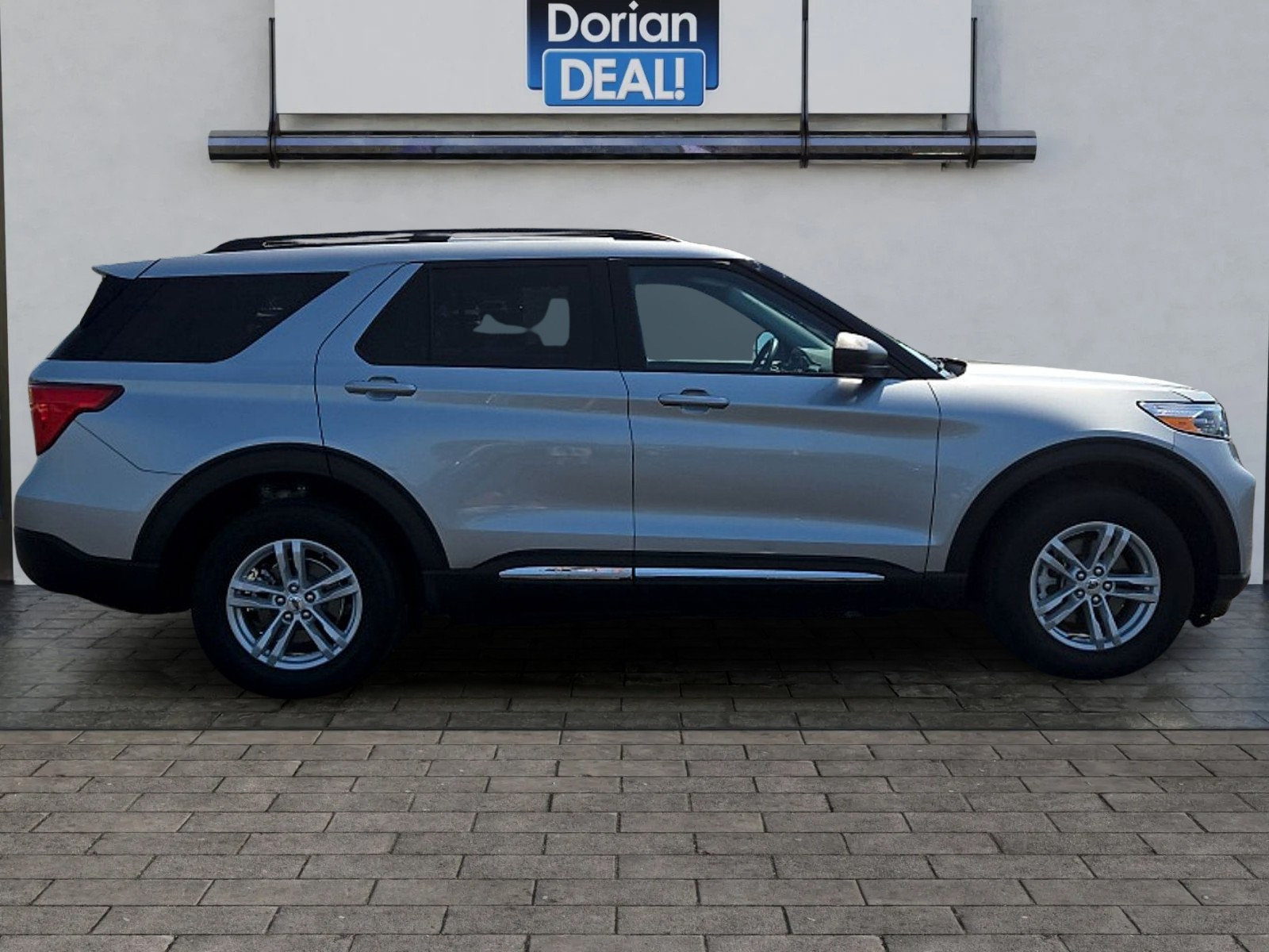 Certified 2024 Ford Explorer XLT w/ Equipment Group 202A AWD/4WD image 2