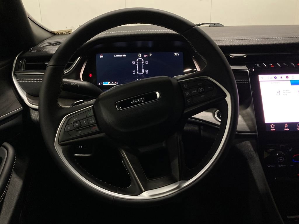 Used 2025 Jeep Grand Cherokee L Limited w/ Black Appearance Package image 17