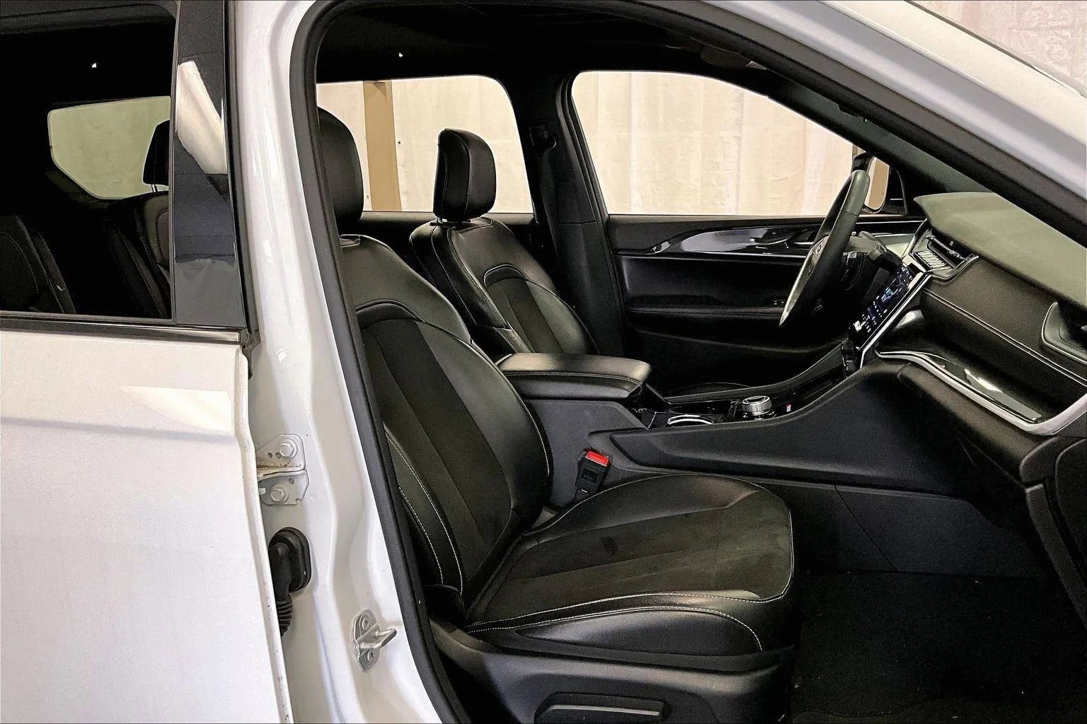 Used 2023 Jeep Grand Cherokee L Laredo image 7