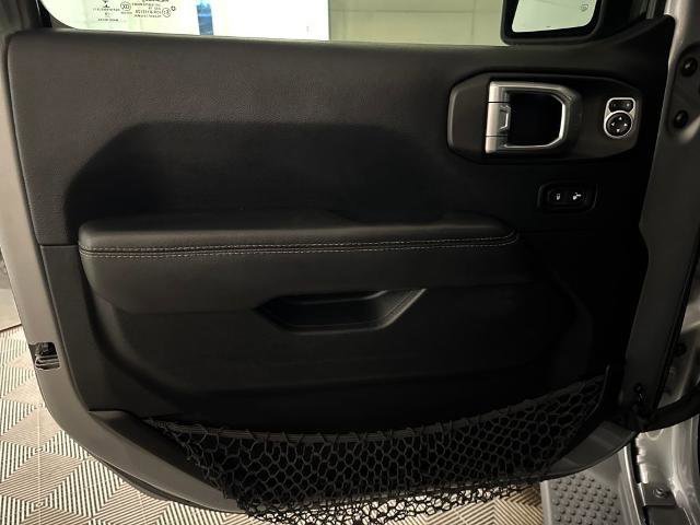 Used 2018 Jeep Wrangler Unlimited Sahara image 16