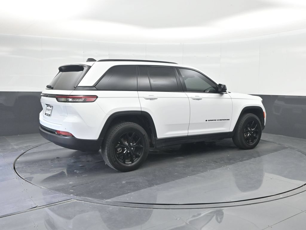 Used 2025 Jeep Grand Cherokee Altitude RWD image 15