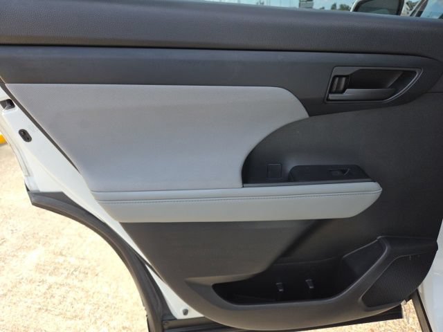 Used 2020 Toyota Highlander LE w/ Protection Package #3 FWD image 29
