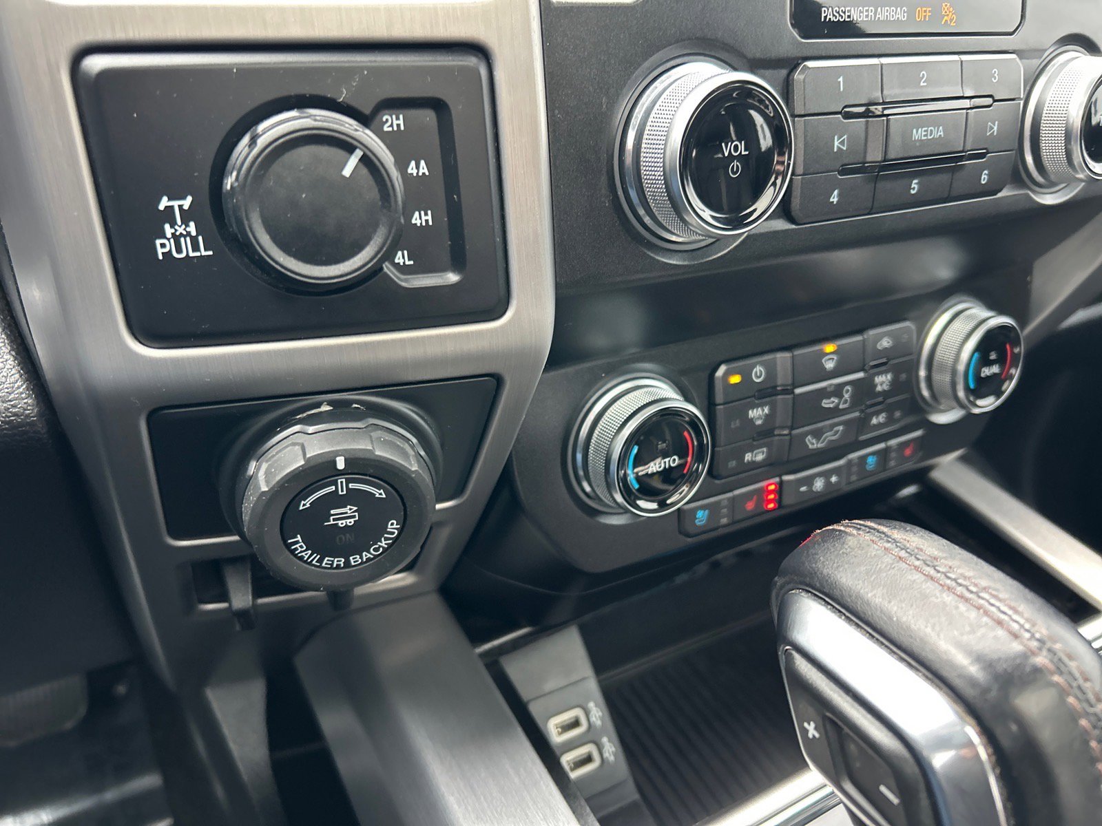 Certified 2019 Ford F150 Platinum w/ Equipment Group 701A Luxury image 30