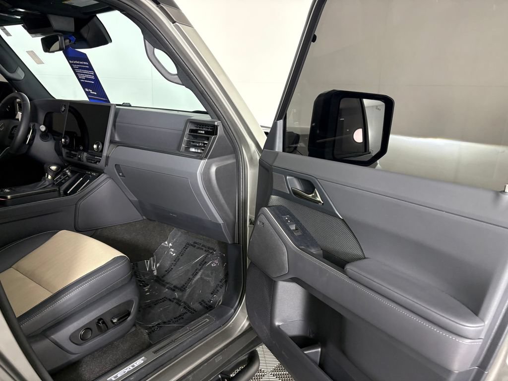 Used 2025 Lexus GX 550 w/ Accessory Package (CT) AWD/4WD image 37