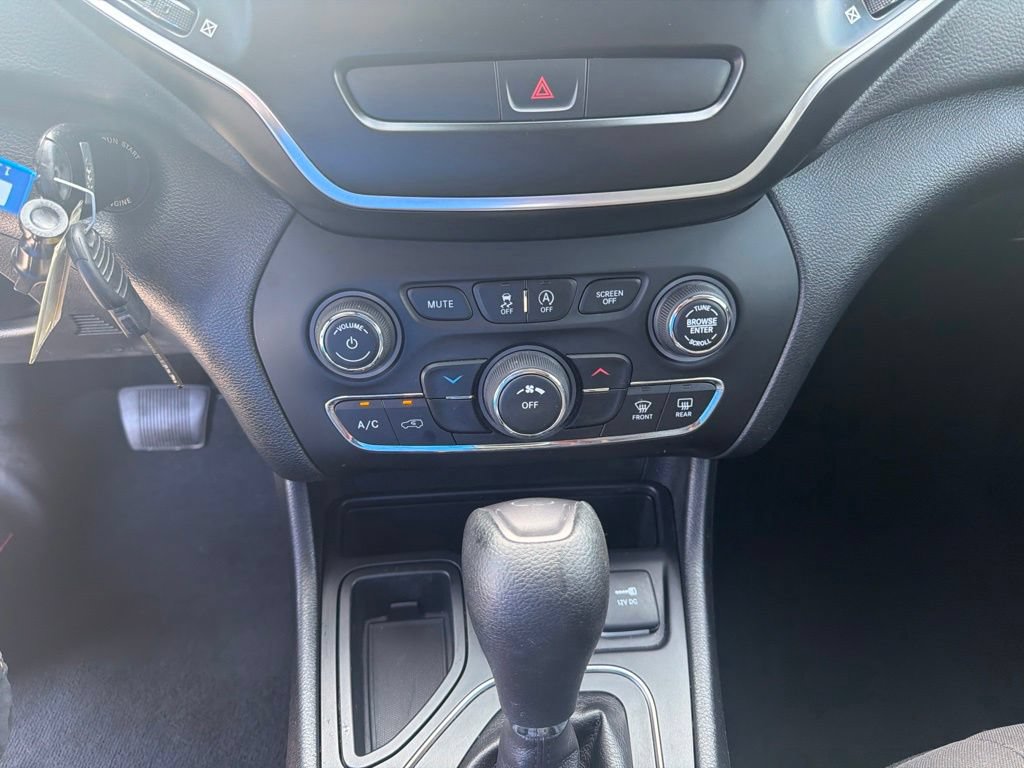 Used 2019 Jeep Cherokee Latitude w/ Popular Appearance Group FWD image 27