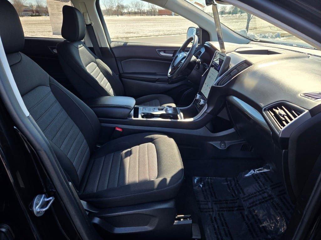 Certified 2024 Ford Edge SE w/ Black Appearance Package image 7