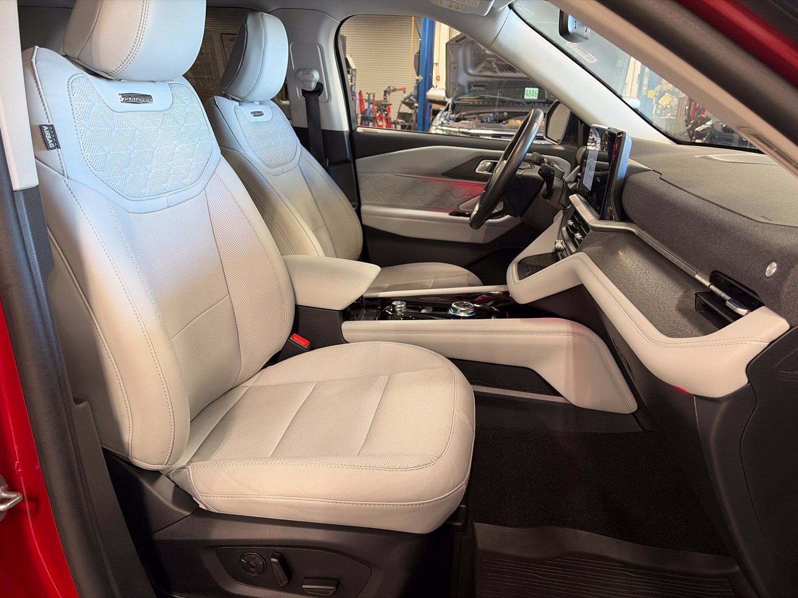 Certified 2025 Ford Explorer Platinum w/ Ultimate Package AWD/4WD image 17