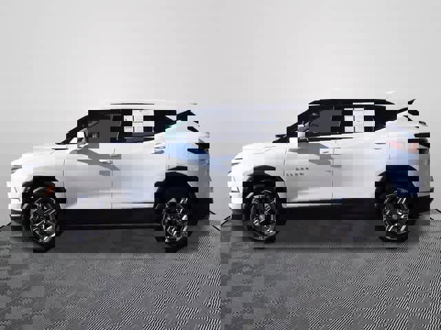 Used 2023 Chevrolet Blazer LT image 2