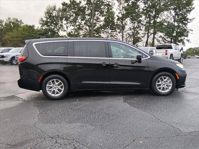 Used 2025 Chrysler Pacifica Select FWD image 3