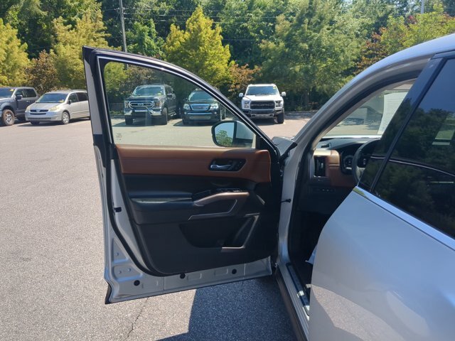 Used 2024 Nissan Pathfinder Platinum AWD/4WD image 13