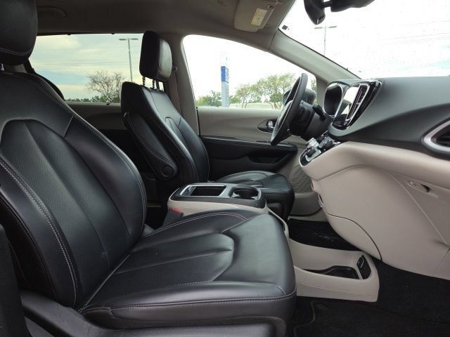 Used 2023 Chrysler Pacifica Touring-L FWD image 17