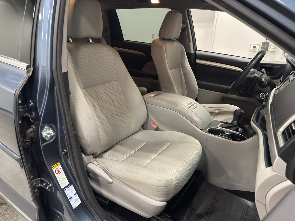 Used 2017 Toyota Highlander LE image 29