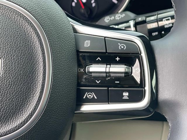 Used 2024 Kia Carnival EX image 10