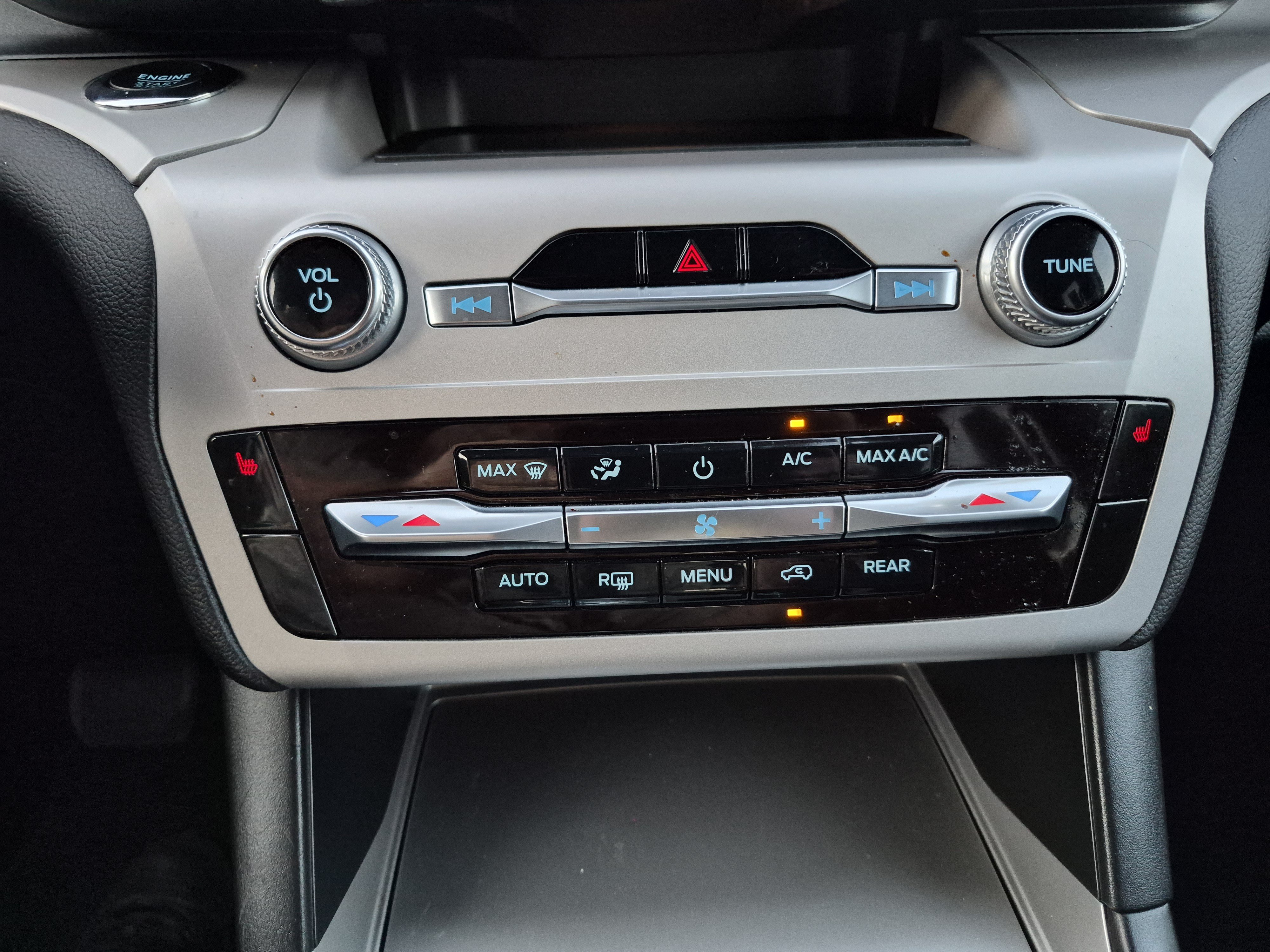 Certified 2024 Ford Explorer XLT RWD image 32