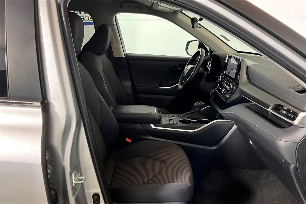Used 2024 Toyota Highlander LE image 6