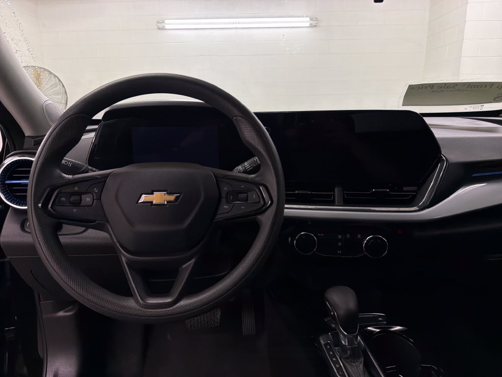 Used 2025 Chevrolet Trax LT FWD image 9