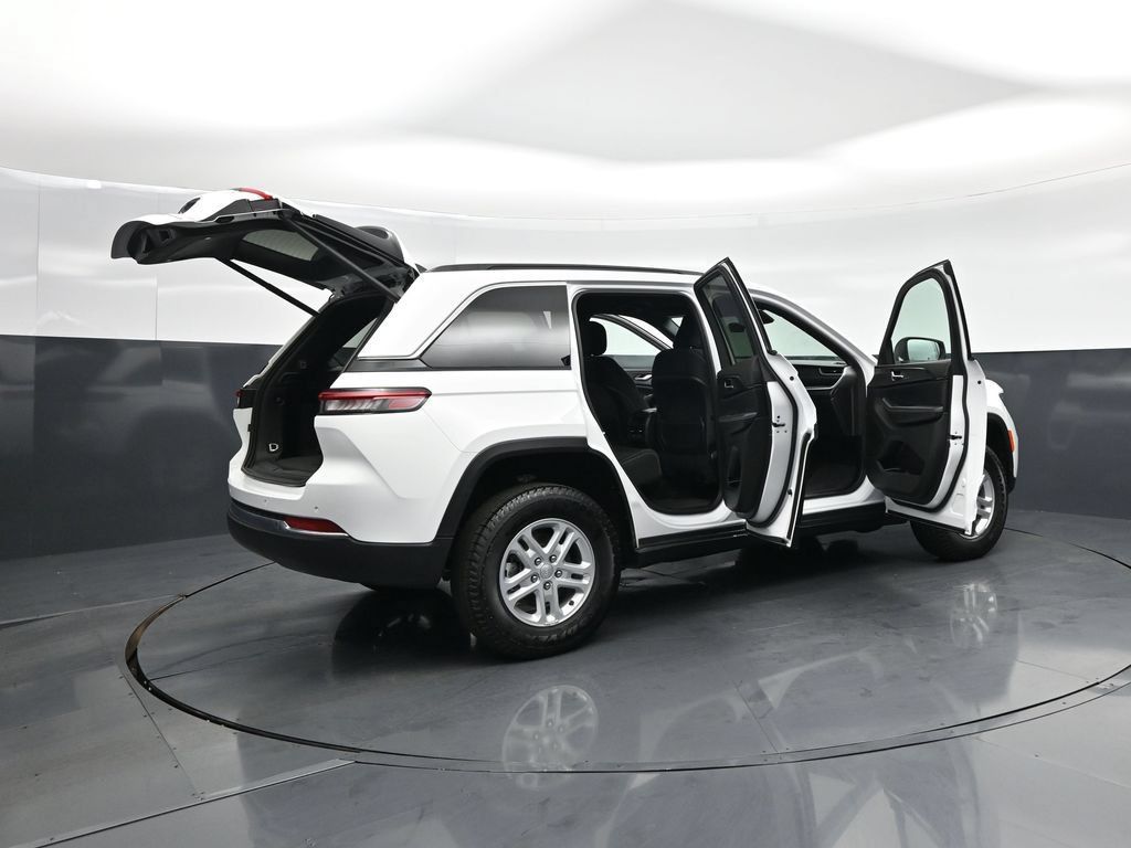 Used 2025 Jeep Grand Cherokee Laredo w/ Luxury Tech Group I AWD/4WD image 5