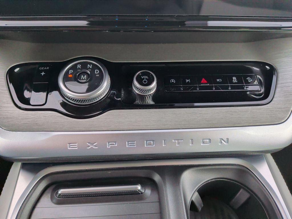 Certified 2025 Ford Expedition Platinum w/ Driver's Package AWD/4WD image 22