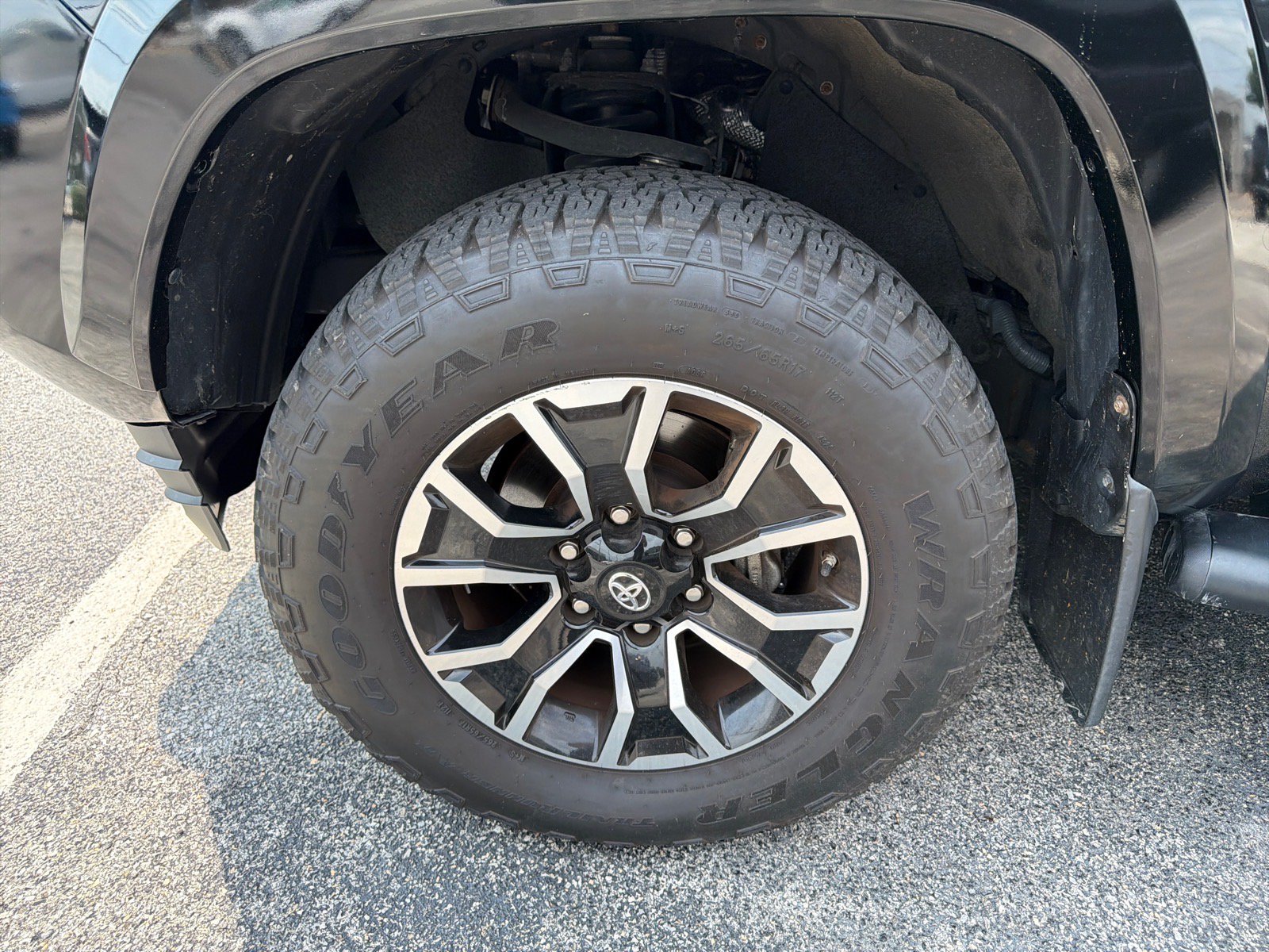 Used 2020 Toyota Tacoma TRD Sport w/ TRD Premium Sport Package AWD/4WD image 9
