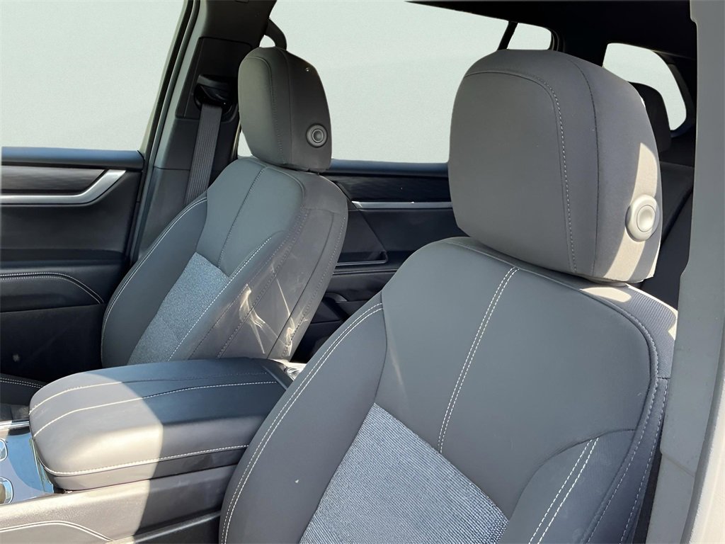 Used 2025 GMC Acadia Elevation image 23