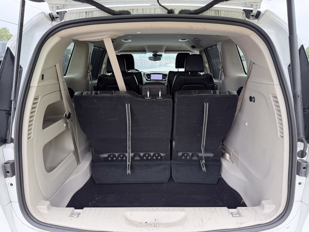 Used 2024 Chrysler Pacifica Touring-L FWD image 16