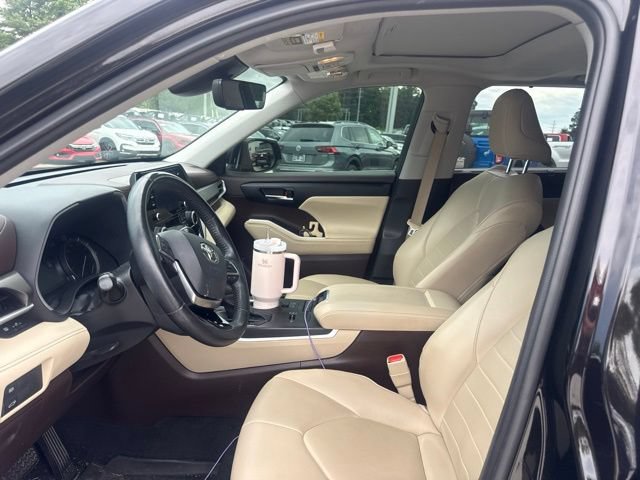 Used 2021 Toyota Highlander XLE FWD image 32