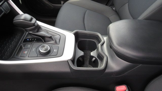 Used 2020 Toyota RAV4 LE image 17