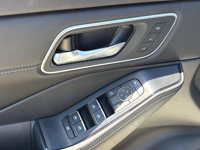 Used 2024 Nissan Rogue Platinum w/ Platinum Premium Package FWD image 17