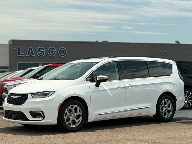Used 2023 Chrysler Pacifica Limited FWD image 1