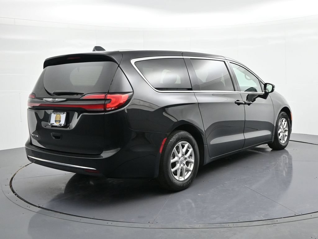 Used 2024 Chrysler Pacifica Touring-L FWD image 6