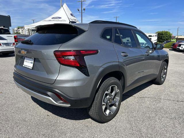 Used 2024 Chevrolet Trax LT w/ Driver Confidence Package FWD image 4