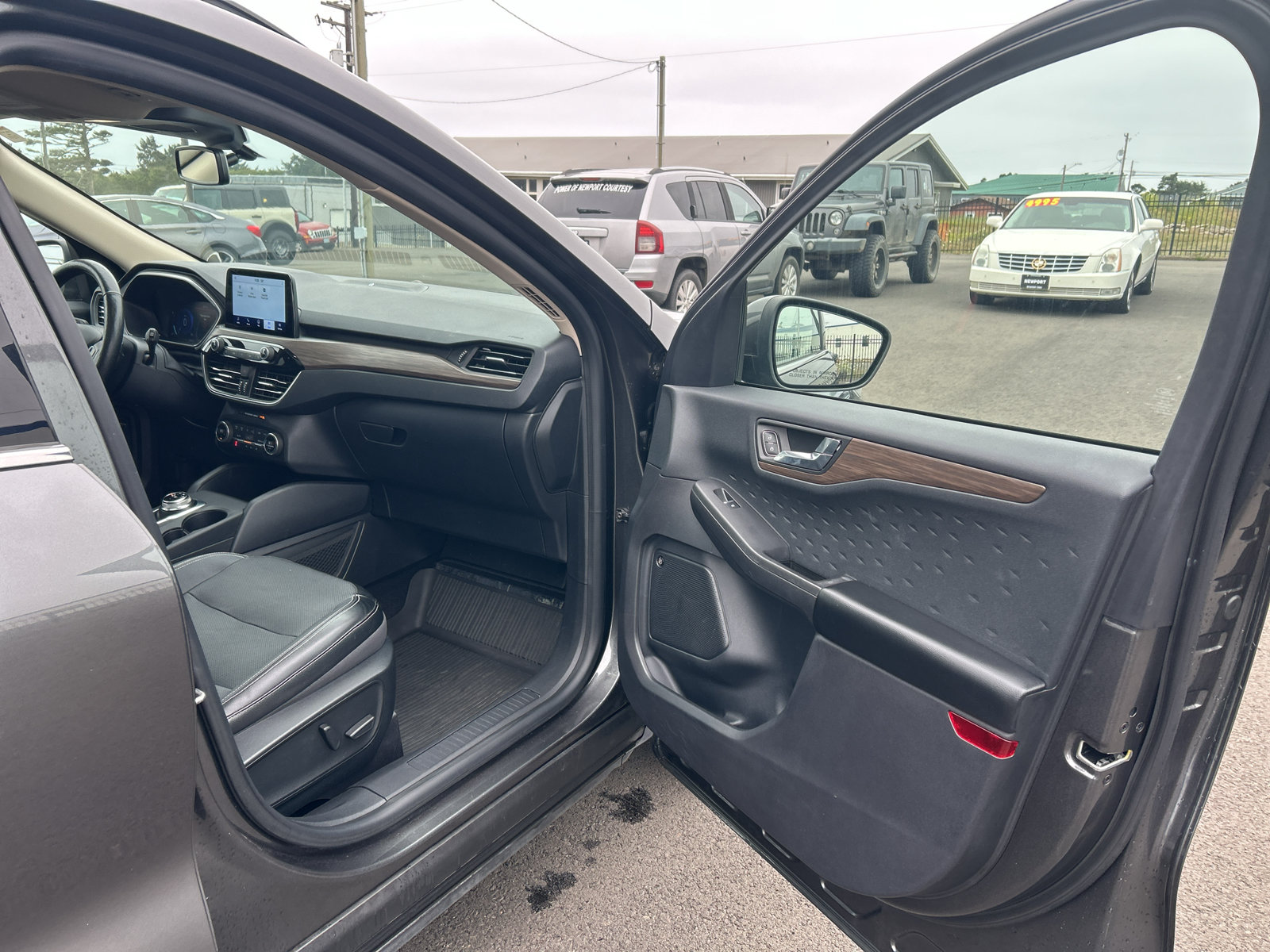 Certified 2020 Ford Escape Titanium AWD/4WD image 29