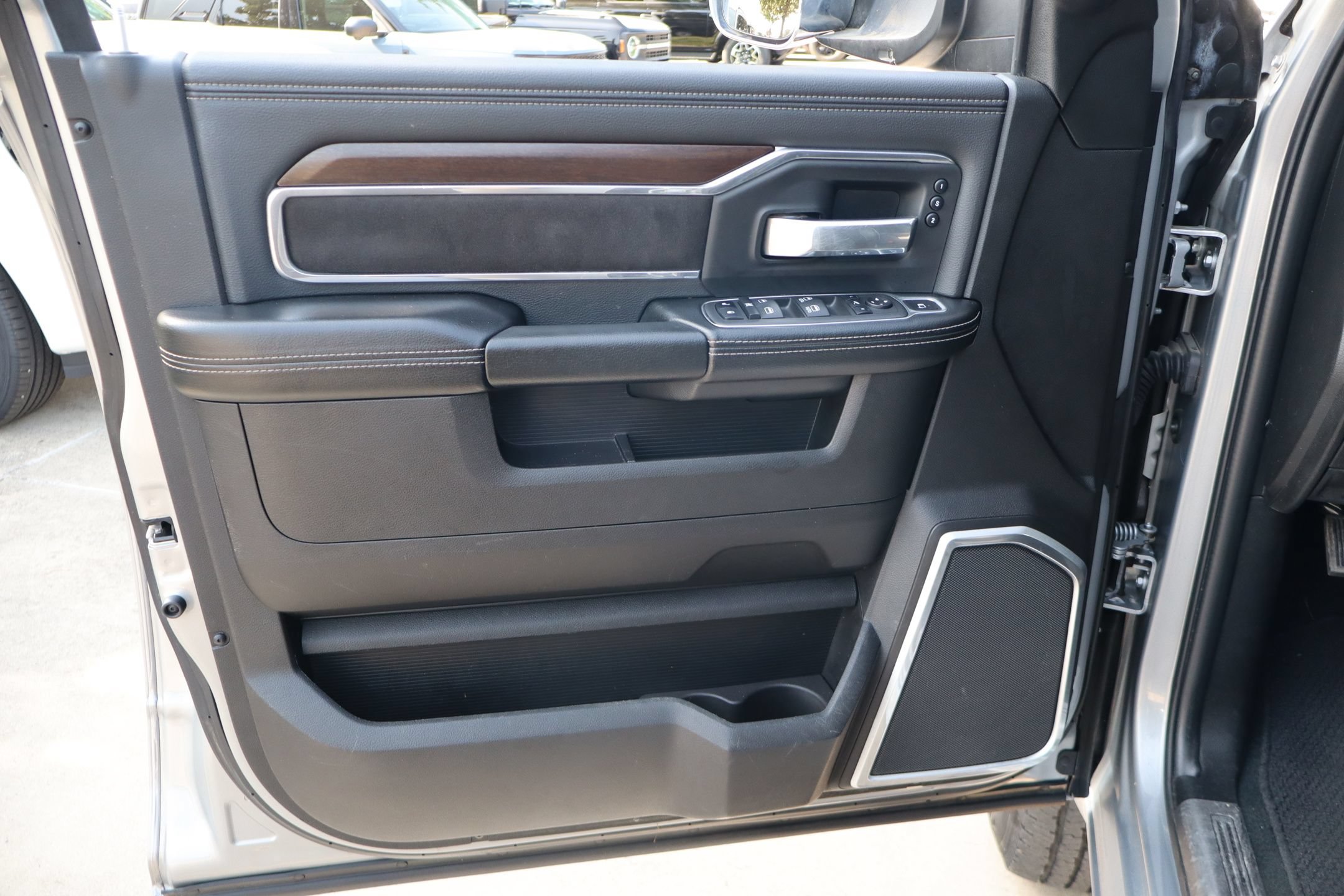 Used 2022 RAM 3500 Laramie AWD/4WD image 12