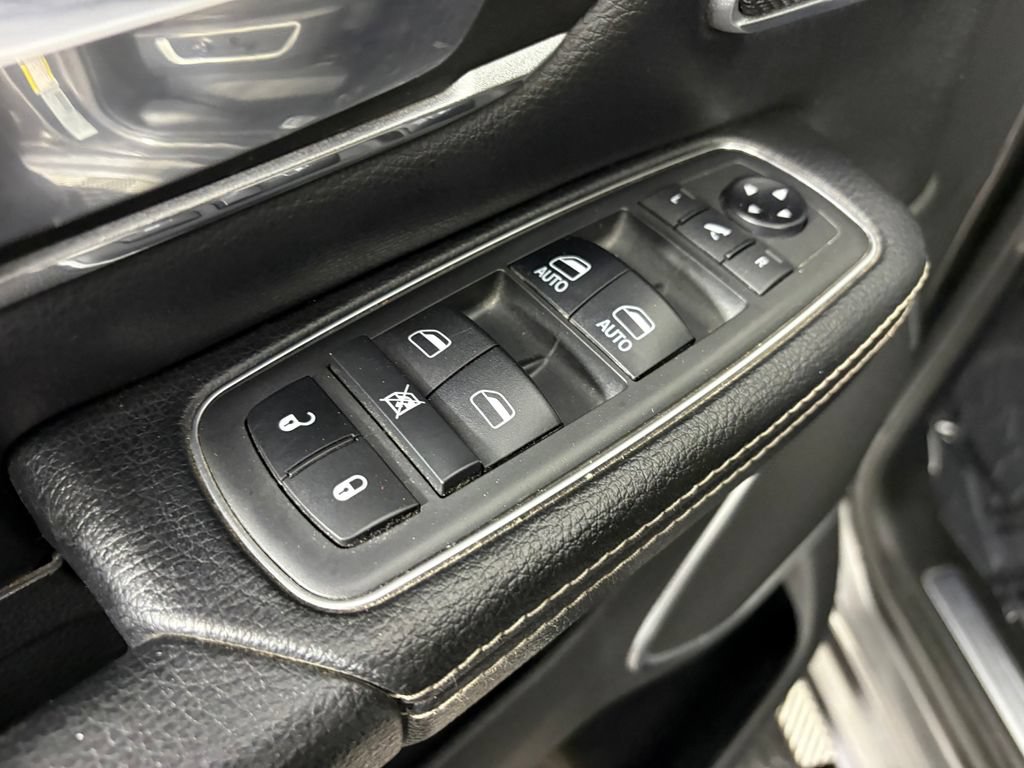 Used 2019 RAM 1500 Laramie AWD/4WD image 13