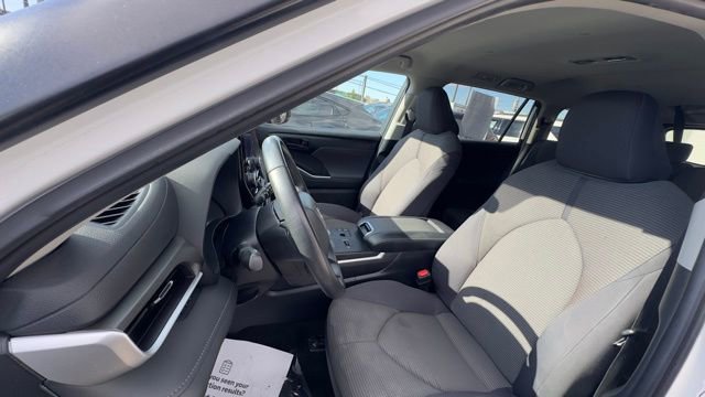 Used 2024 Toyota Highlander LE FWD image 19