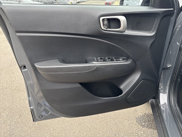 Used 2025 Hyundai Venue SEL FWD image 11