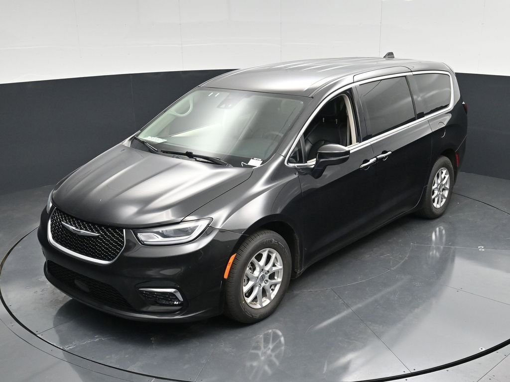 Used 2023 Chrysler Pacifica Touring-L FWD image 49