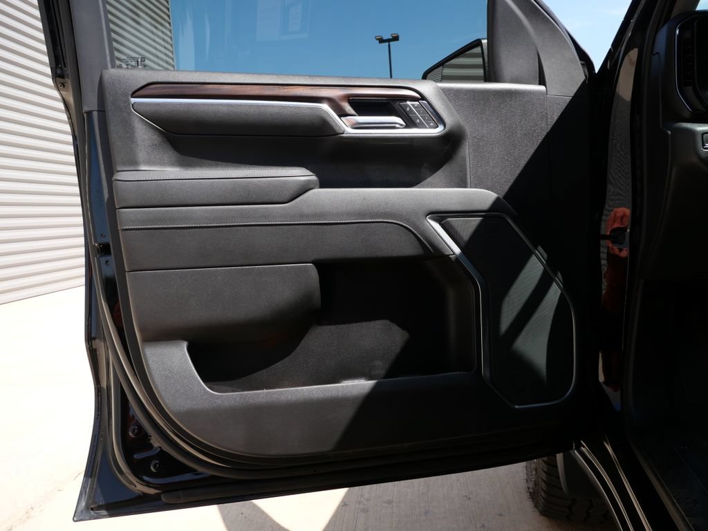 Used 2025 GMC Sierra 1500 SLT AWD/4WD image 19