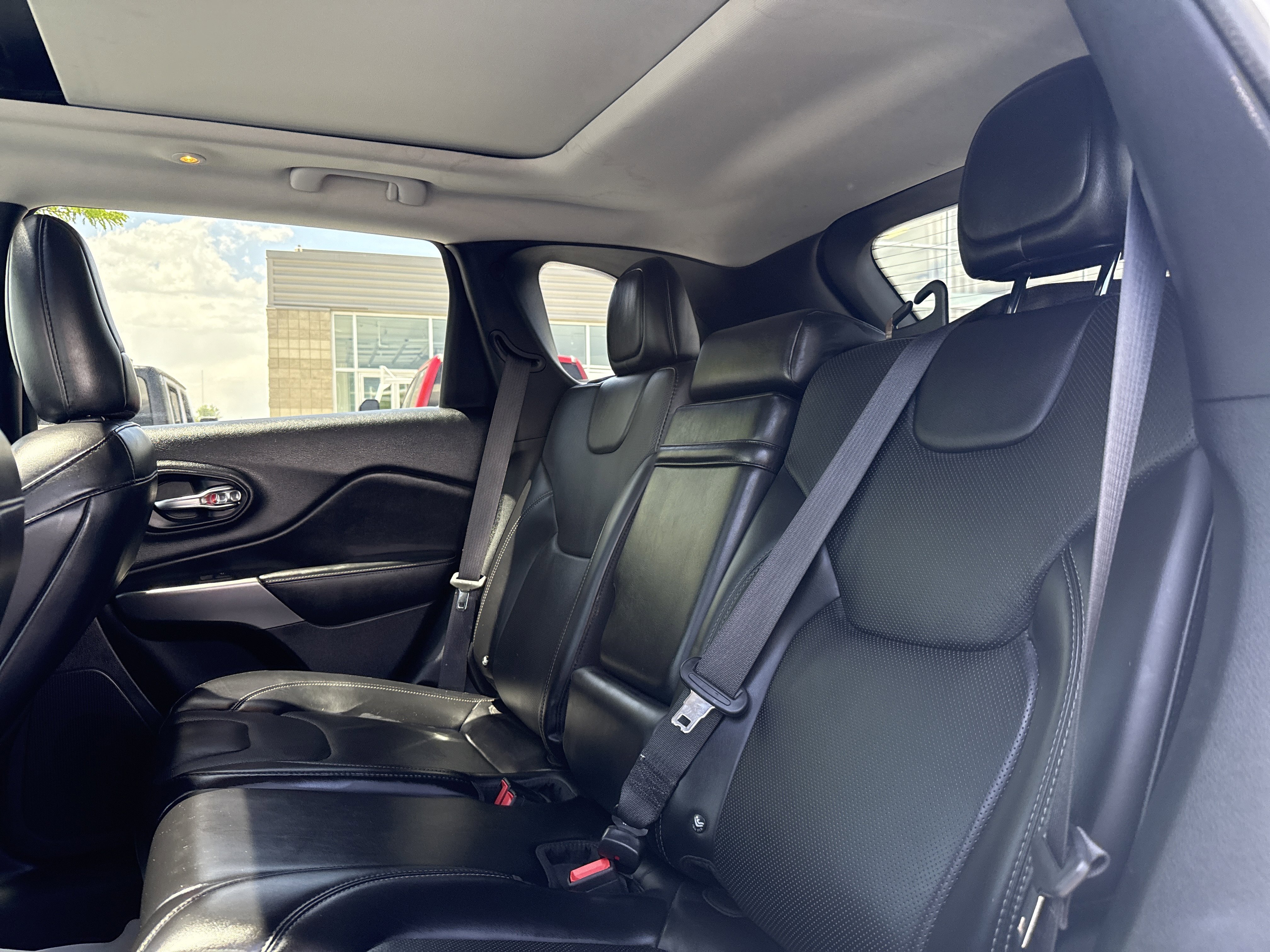 Used 2019 Jeep Cherokee Limited AWD/4WD image 25