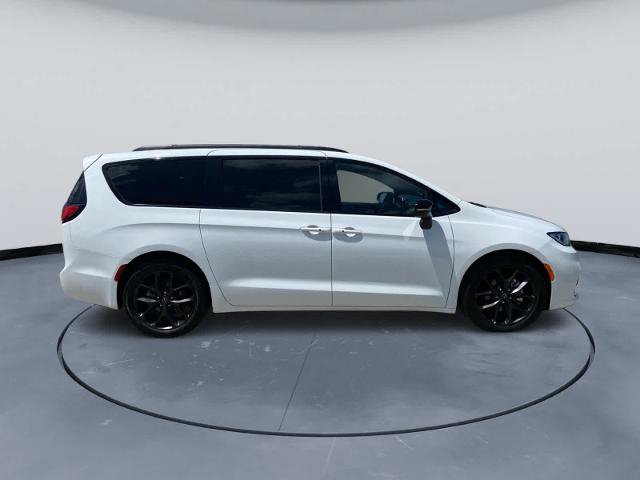 Used 2025 Chrysler Pacifica Limited FWD image 6