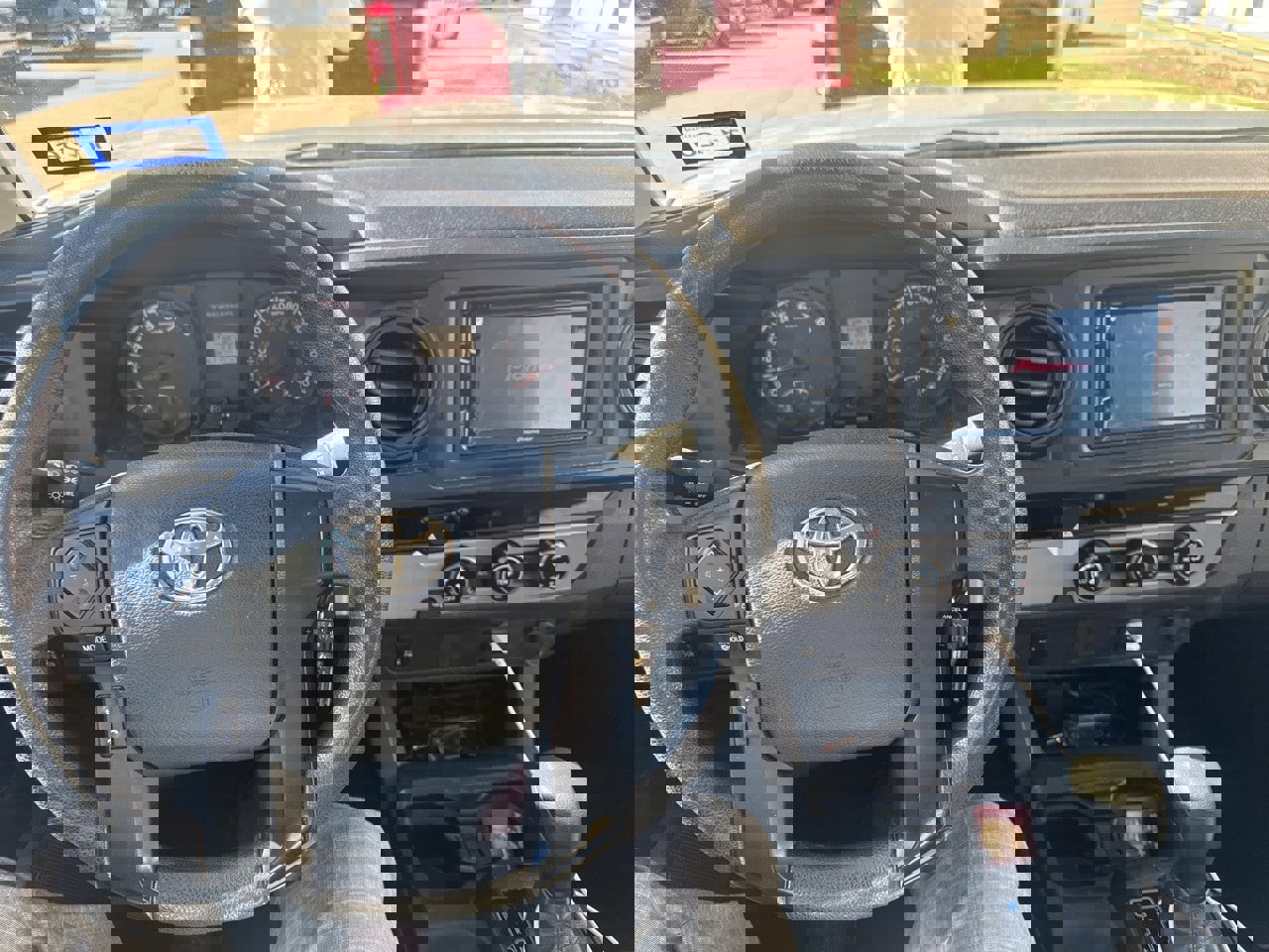 Used 2017 Toyota Tacoma SR image 9