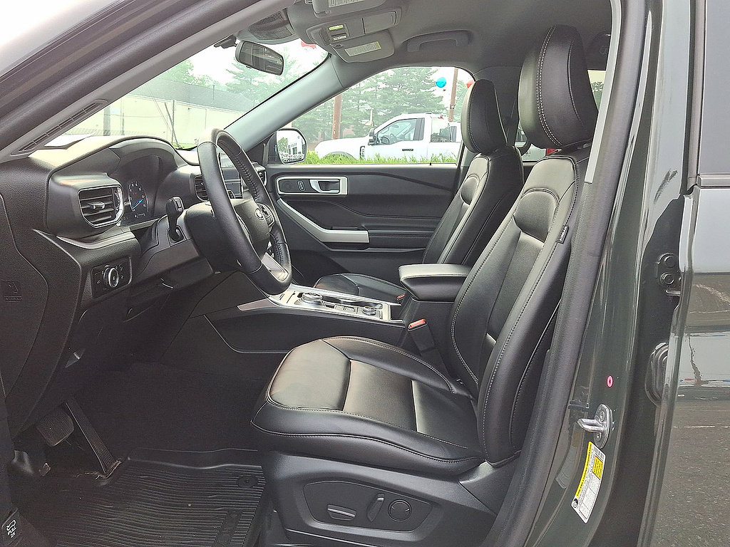 Certified 2023 Ford Explorer XLT w/ Equipment Group 202A AWD/4WD image 17