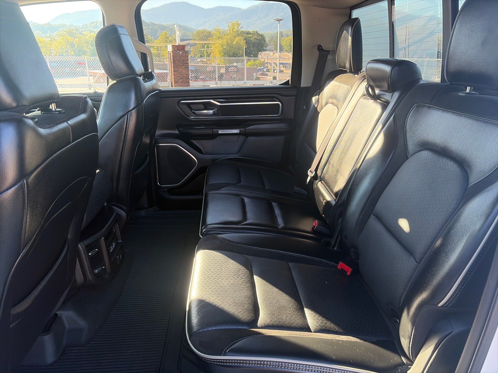 Used 2022 RAM 1500 Laramie AWD/4WD image 18