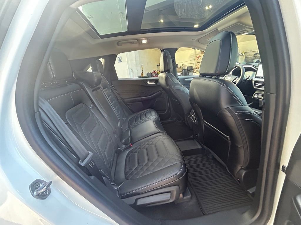 Certified 2024 Ford Escape SE w/ PHEV Premium Package FWD image 32