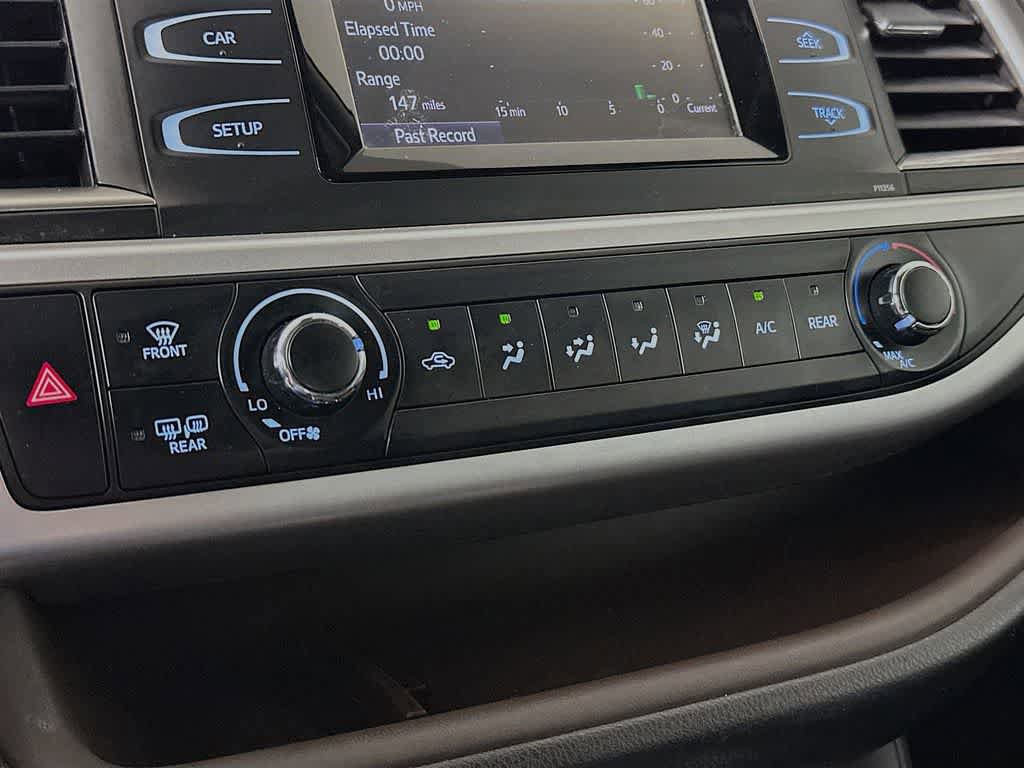 Used 2018 Toyota Highlander LE w/ Carpet Mat Package (TMS) AWD/4WD image 18